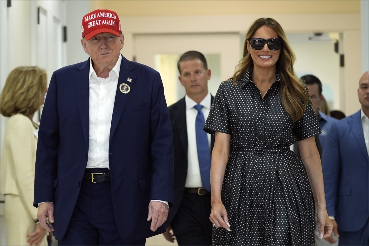 Donald Trump y Melania Trump tras emitir su voto en Mar-a-Lago. (Foto: LAPRESSE)