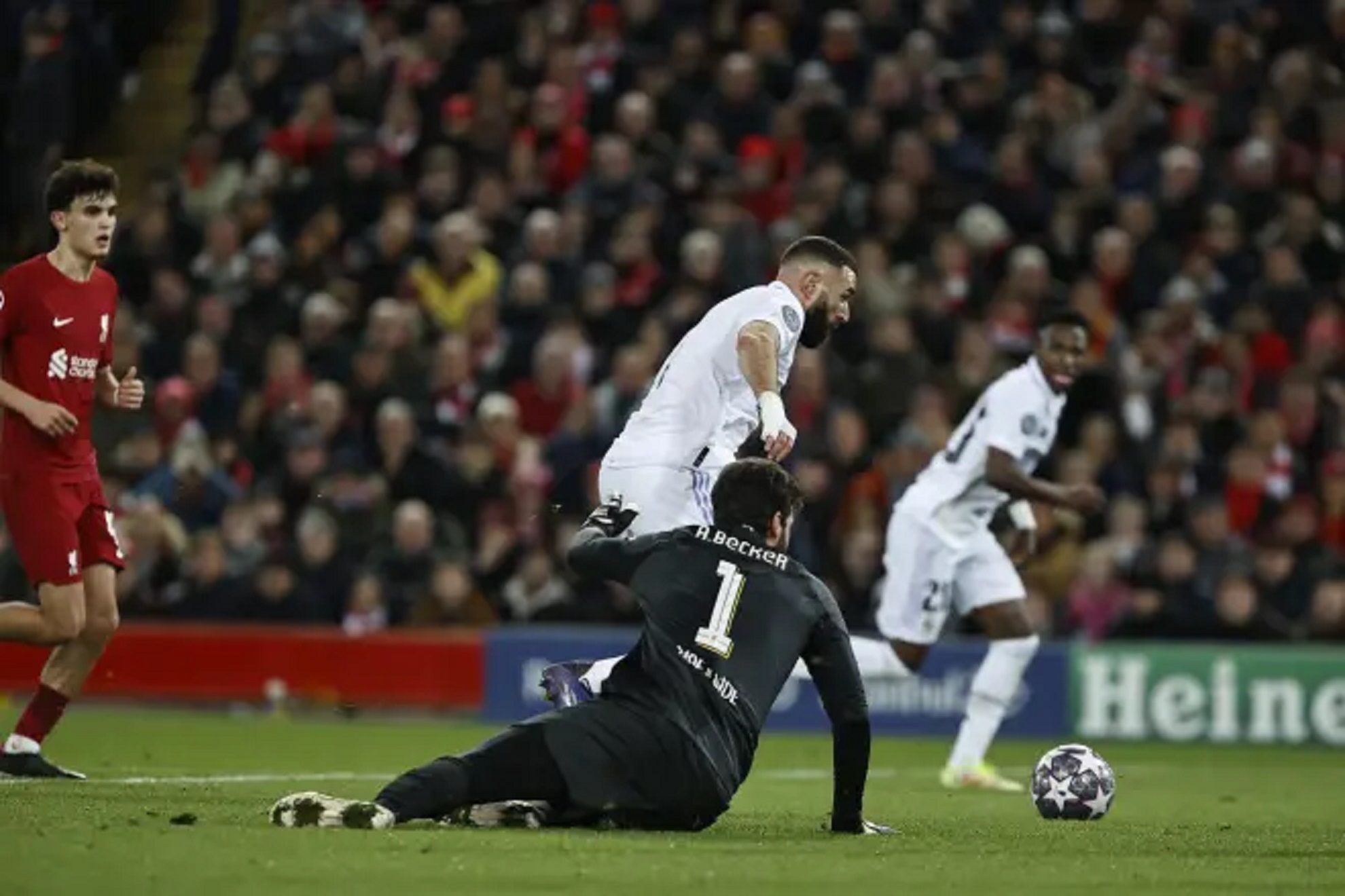 Benzema, marca un gol al Liverpool en el estadio Anfield Road en un partido que termin 2-5. (Foto: NGEL RIVERO/ MARCA)