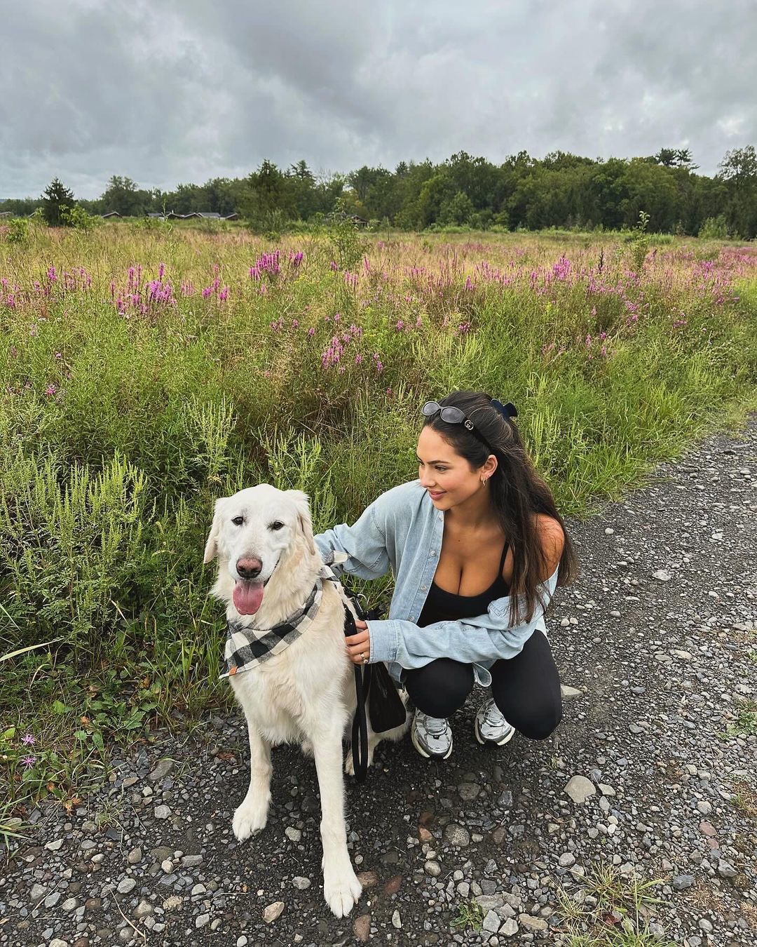 Christen Harper disfruta de la compaa de su perro en un da de...