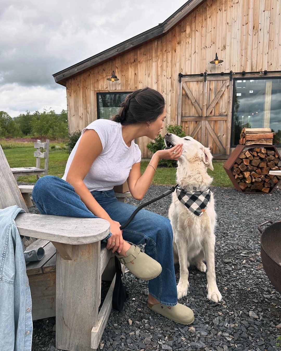 Christen Harper disfruta de la compaa de su perro en un da de...