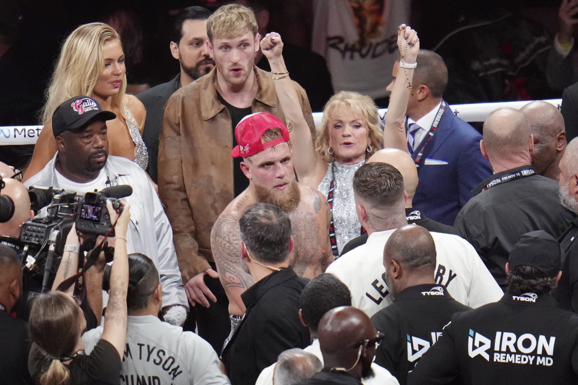 Jake Paul es felicitado tras ganarle a Mike Tyson.