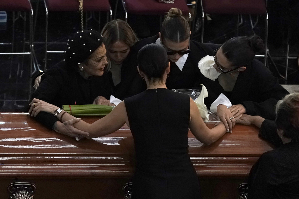 El homenaje estuvo encabezado por las hijas y nietas de la actriz,...