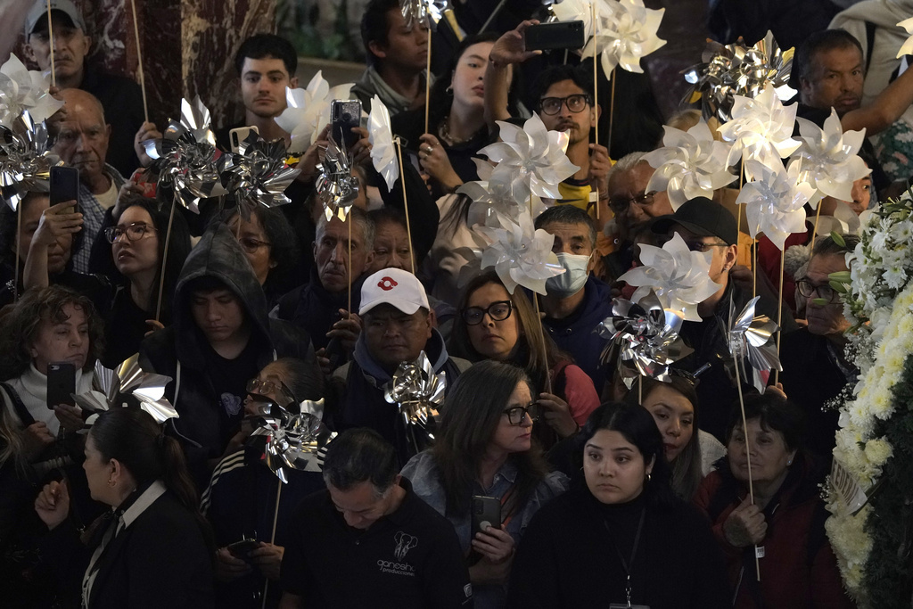 Durante el homenaje, varios mariachis entonaron msica mexicana para...