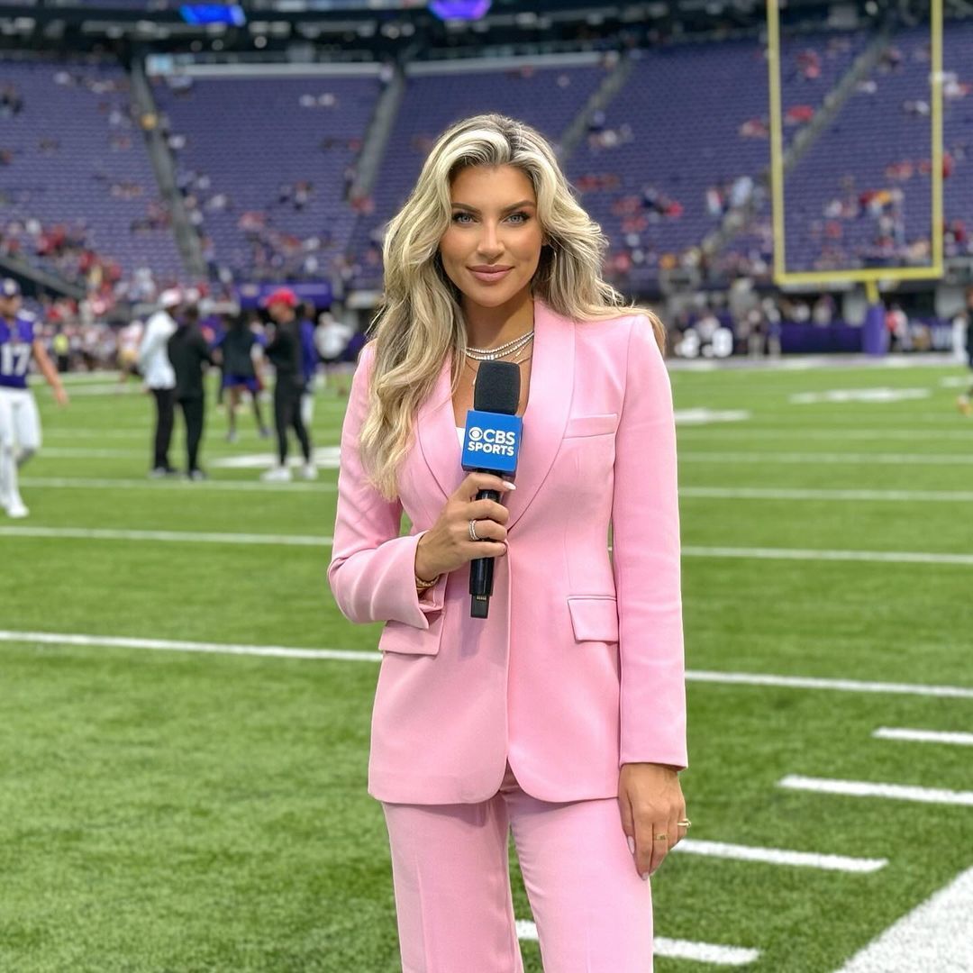 Melanie como reportera de campo en la NFL.