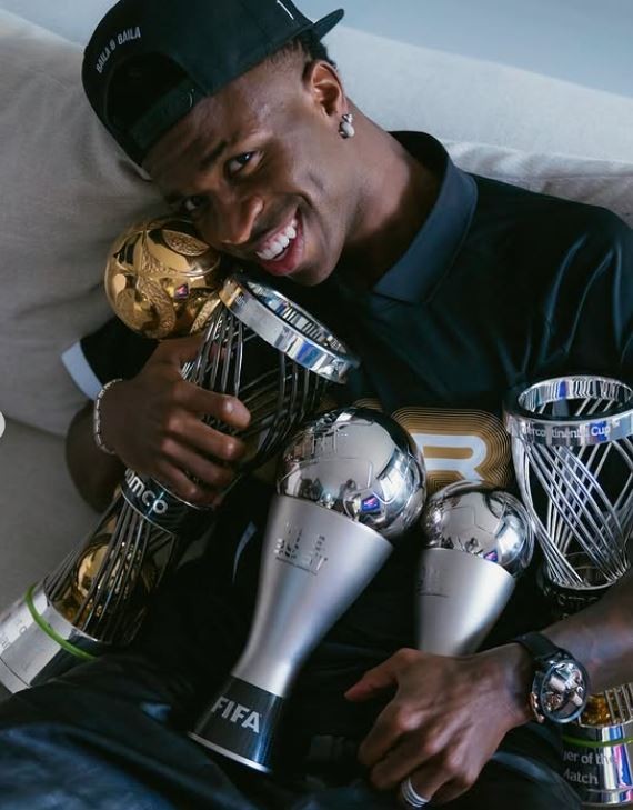 Vinicius, con sus trofeos