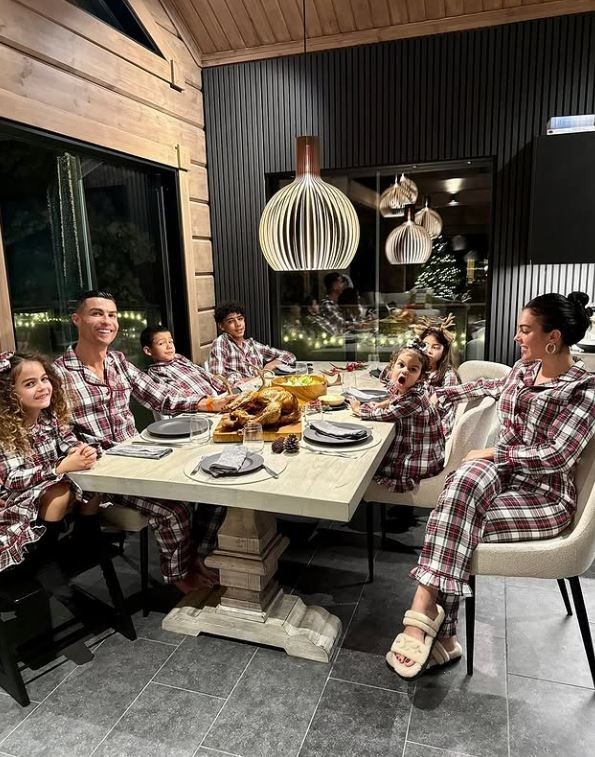 Cristiano Ronaldo y toda la familia con pijamas iguales