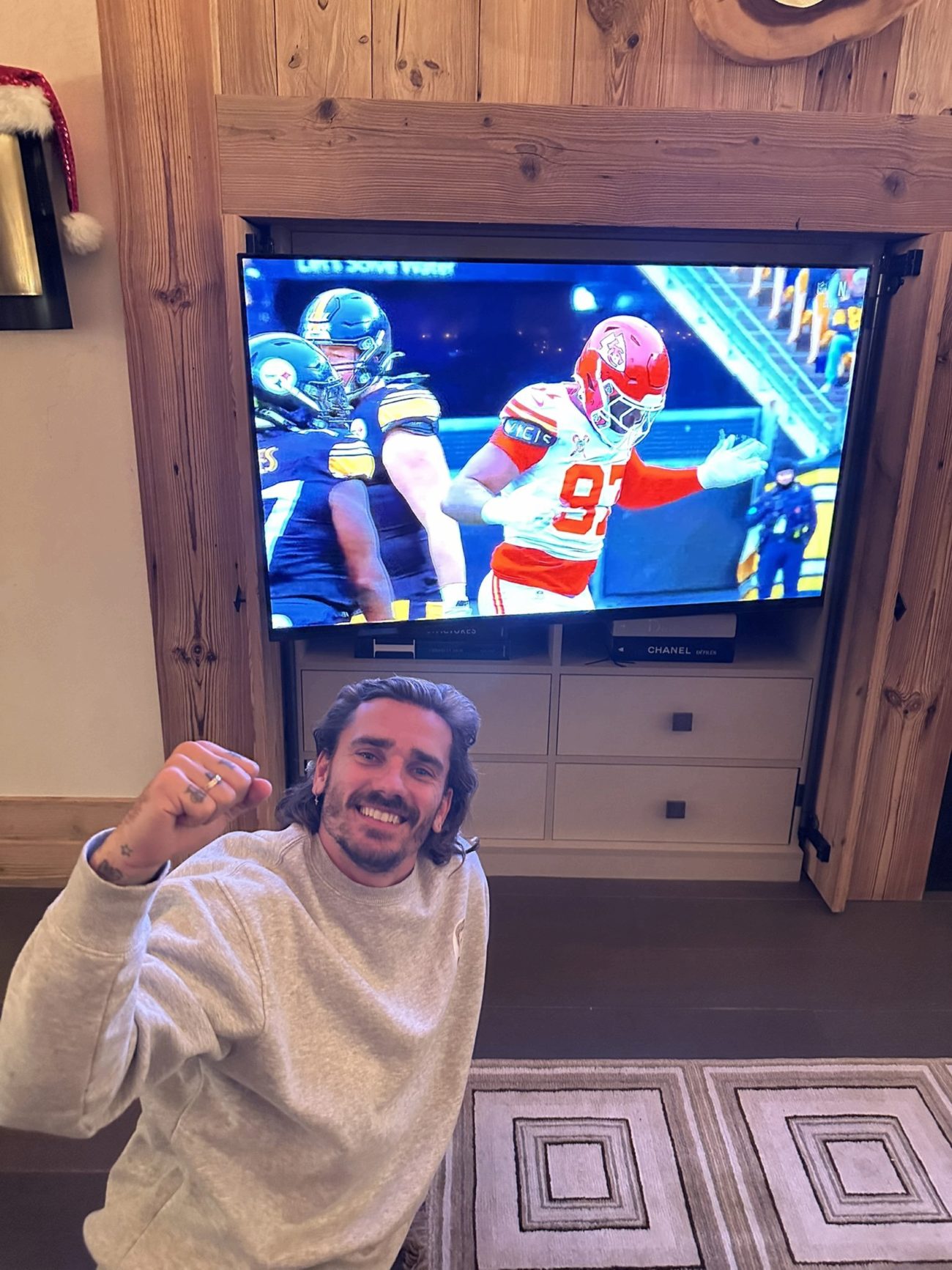 Antoine Griezmann comparte foto con la Navidad en la NFL.