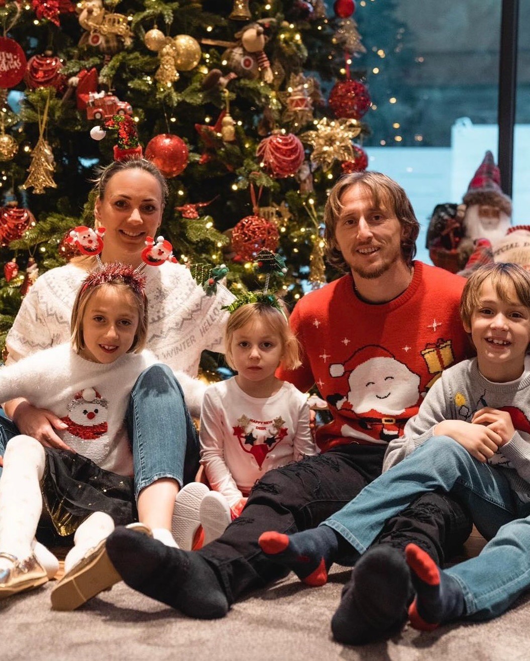 Luka Modric junto a su familia frene al rbol de Navidad