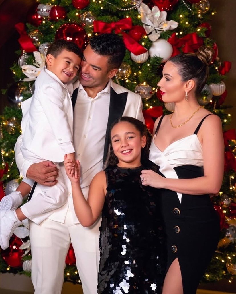 Casemiro y su familia junto al rbol de Navidad