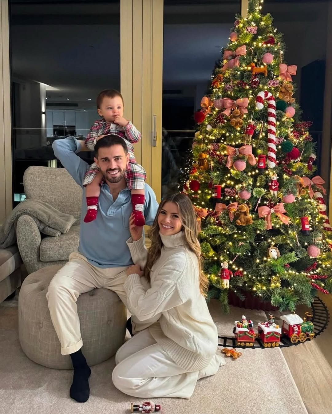 Bernardo Silva junto a su pareja y su hijo