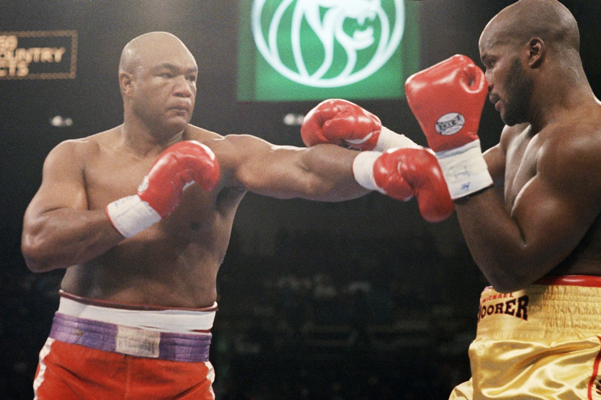 George Foreman noque a Michael Moorer para ser campen mundial a los 45 aos.