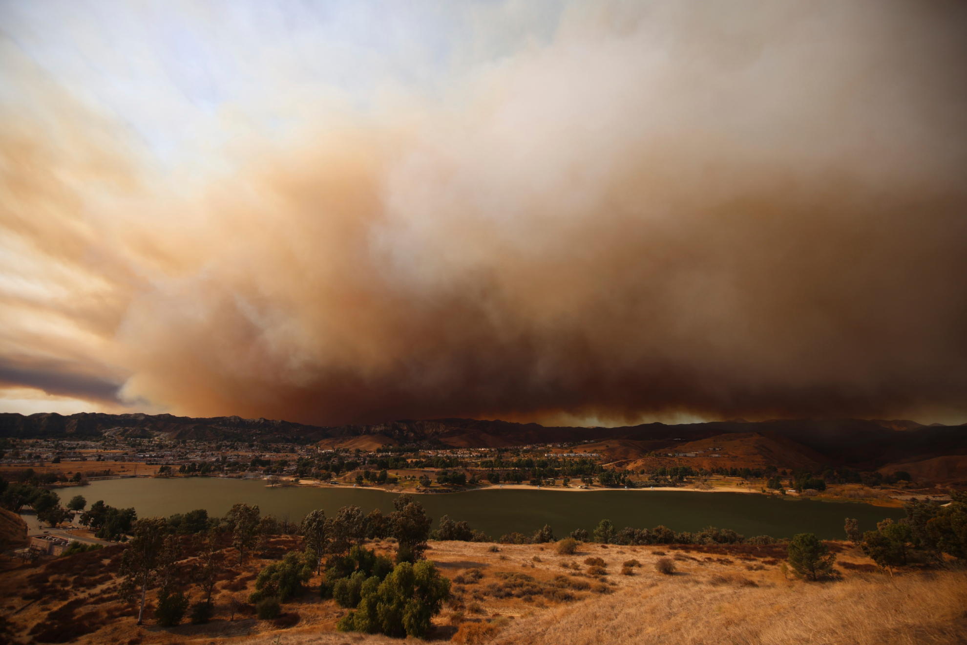 Una gran cantidad de cenizas es ahora el problema que enfrentan en California.