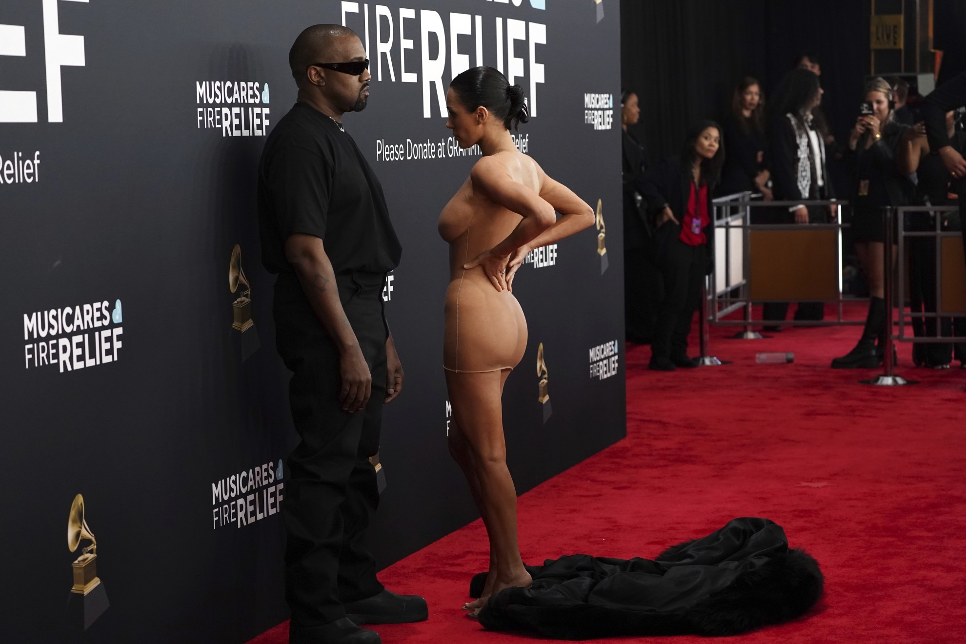 Bianca Censori se quit el abrig y dej poco a la imaginacin en la alfombra roja de los Grammy. (Foto: LAPRESSE)