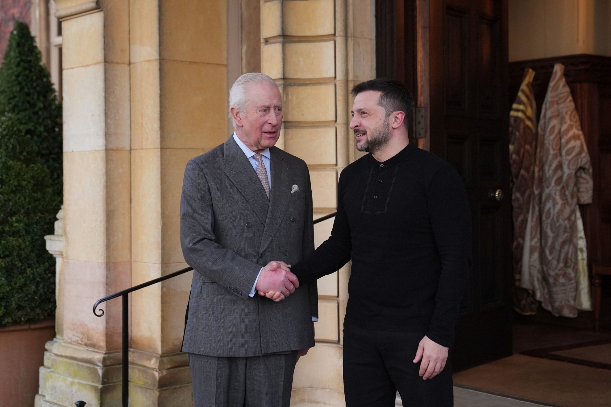 El rey Carlos III y el presidente de Ucrania, Volodymyr Zelensky, de reunieron en tierras britnicas.