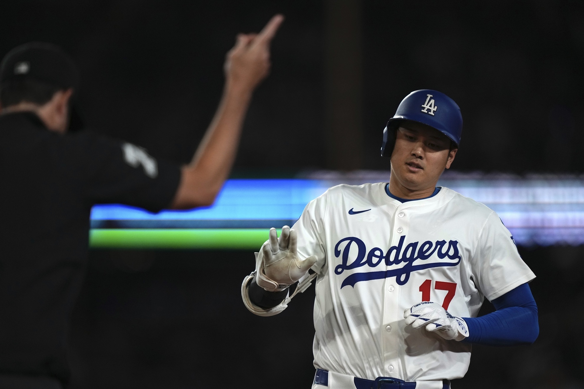 Shohei Ohtani recorre las bases tras conectar un jonrón contra los Yankees.