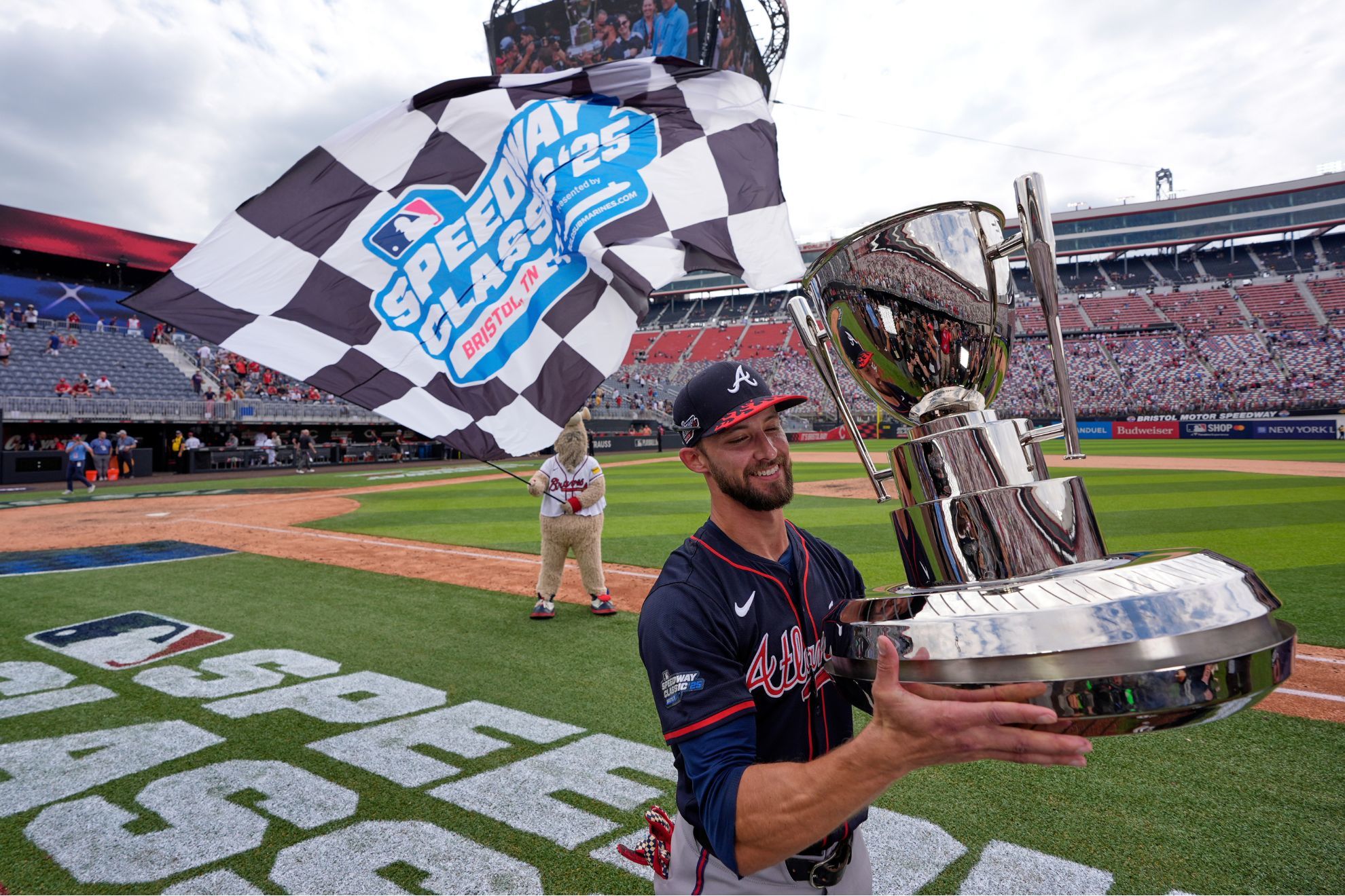 Eli White lidera victoria de los Braves