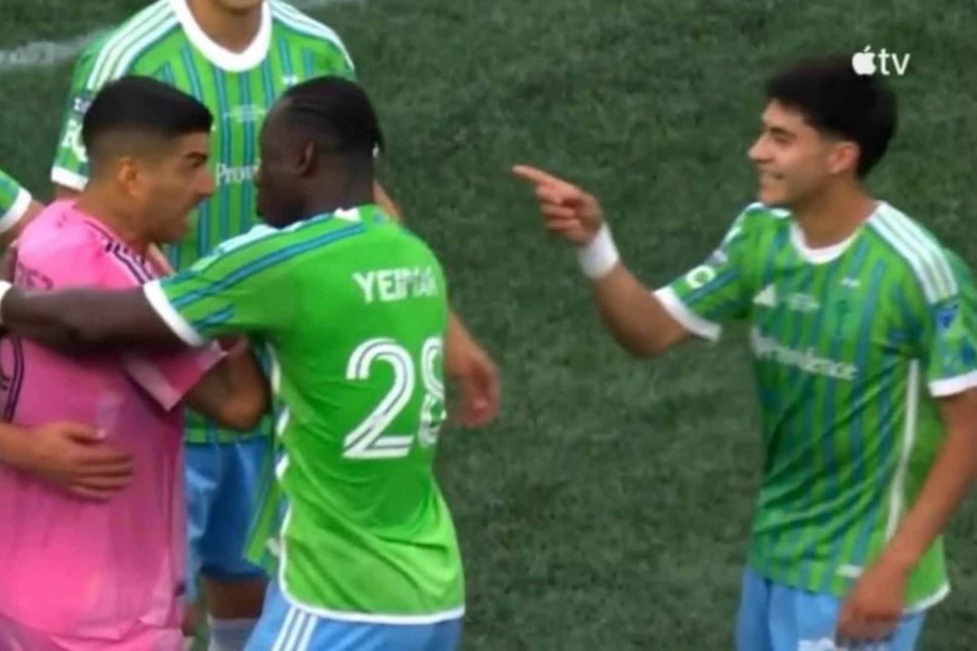 Obed Vargas se encara con Luis Suárez